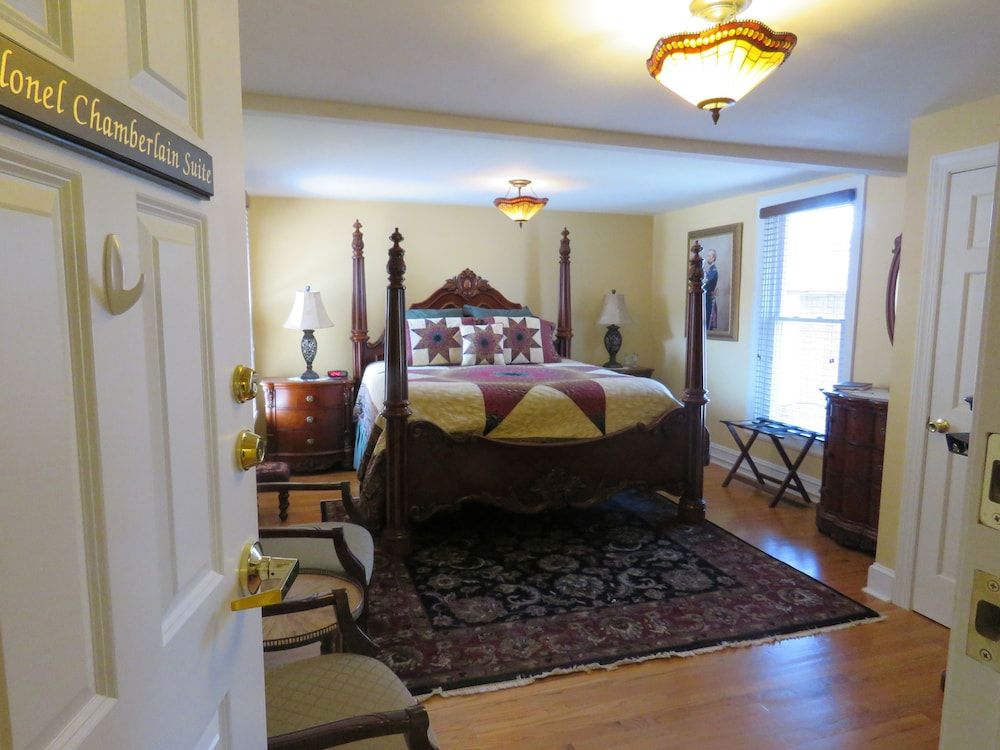 The Swope Manor Bed & Breakfast Suite (Colonel Chamberlain) 2