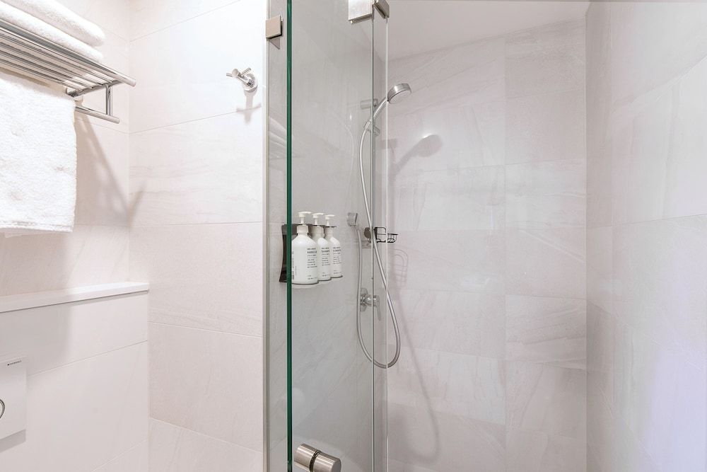 Kith Hotel Queen Room with Balcony (Accessible Facilities in Selected Rooms) 9