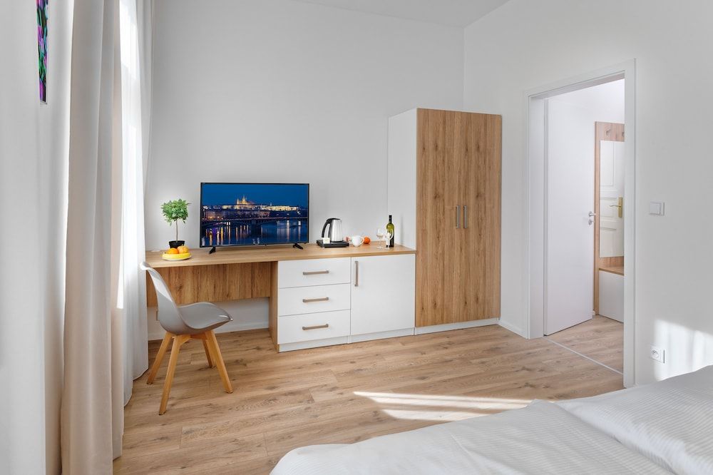 DownTown Suites Jugoslavska Double Room, 1 Queen Bed, Non Smoking, City View 4