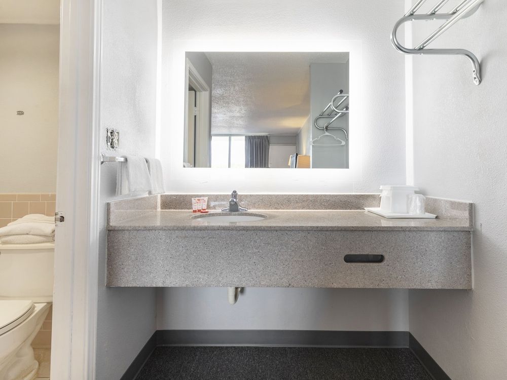 OYO Hotel Jennings Near Crowley, LA I-10 Room, 2 Double Beds 6