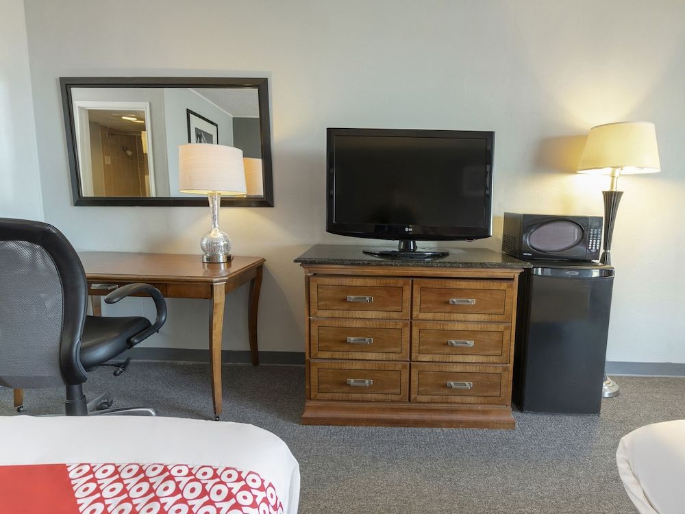 OYO Hotel Jennings Near Crowley, LA I-10 Room, 2 Double Beds 7