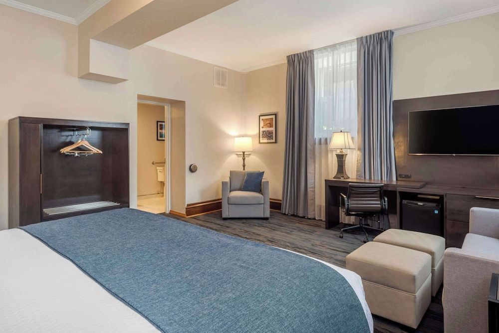 The Courthouse Hotel, an Ascend Collection Hotel Accessible Room, 1 King Bed, Nonsmoking 2