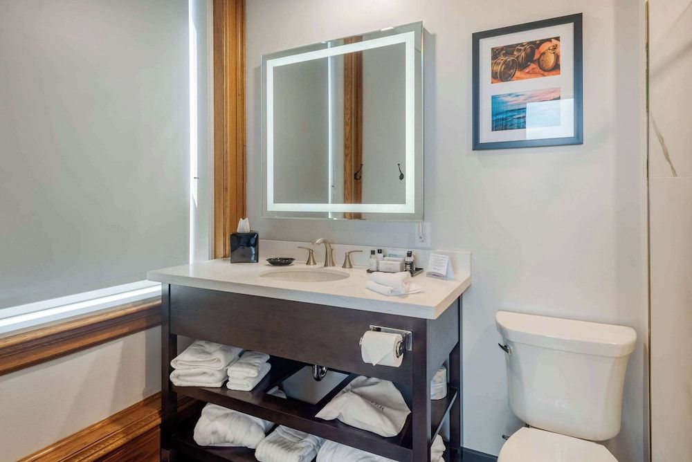 The Courthouse Hotel, an Ascend Collection Hotel Standard Room, 1 King Bed, Non Smoking 2