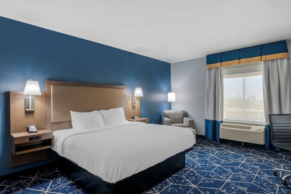 Standard Room, 1 King Bed, Non Smoking, Refrigerator
