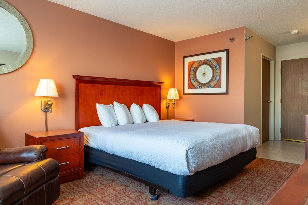 Norland Inn and Suites Roseau Standard Room, 1 King Bed (One King Bed and Recliner) 3