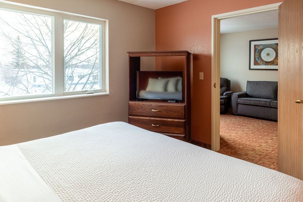 Norland Inn and Suites Roseau Suite, 1 King Bed with Sofa bed (One King Bedroom Suite with Sofa Slee) 4