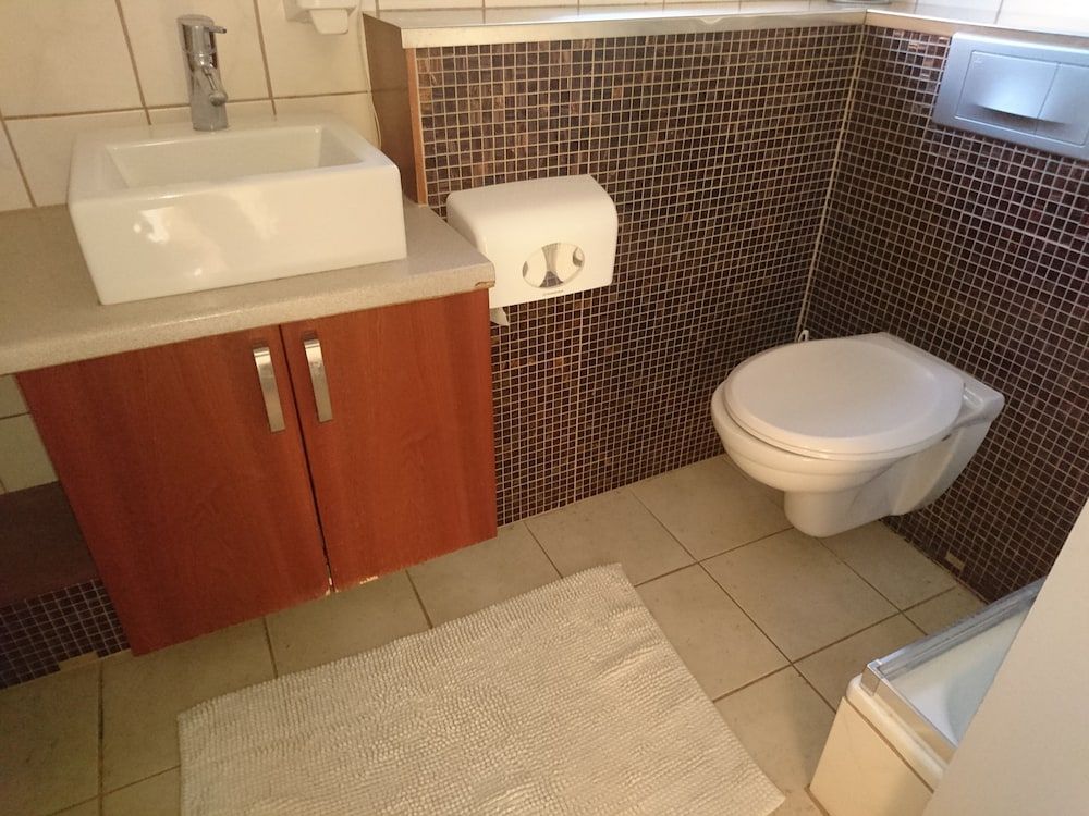 Alba Guesthouse Double Room, Shared Bathroom 6