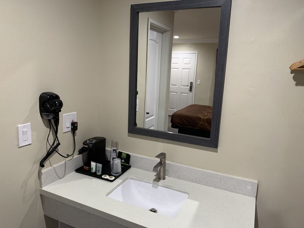 Pacific Inn Anaheim Deluxe Queen 8