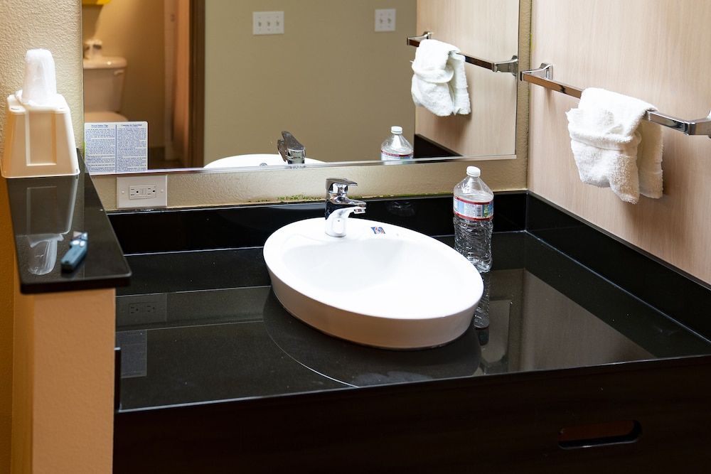 OYO Hotel Hermiston OR, Downtown Room, 1 King Bed 8