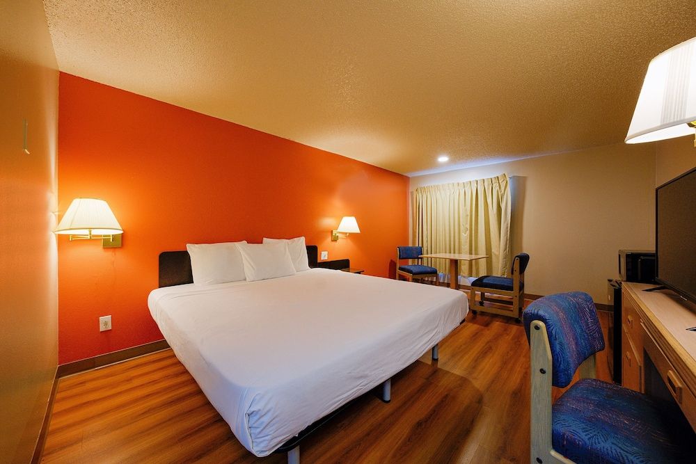OYO Hotel Hermiston OR, Downtown Room, 1 King Bed 4