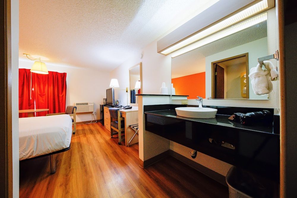OYO Hotel Hermiston OR, Downtown Room, 1 Queen Bed 3