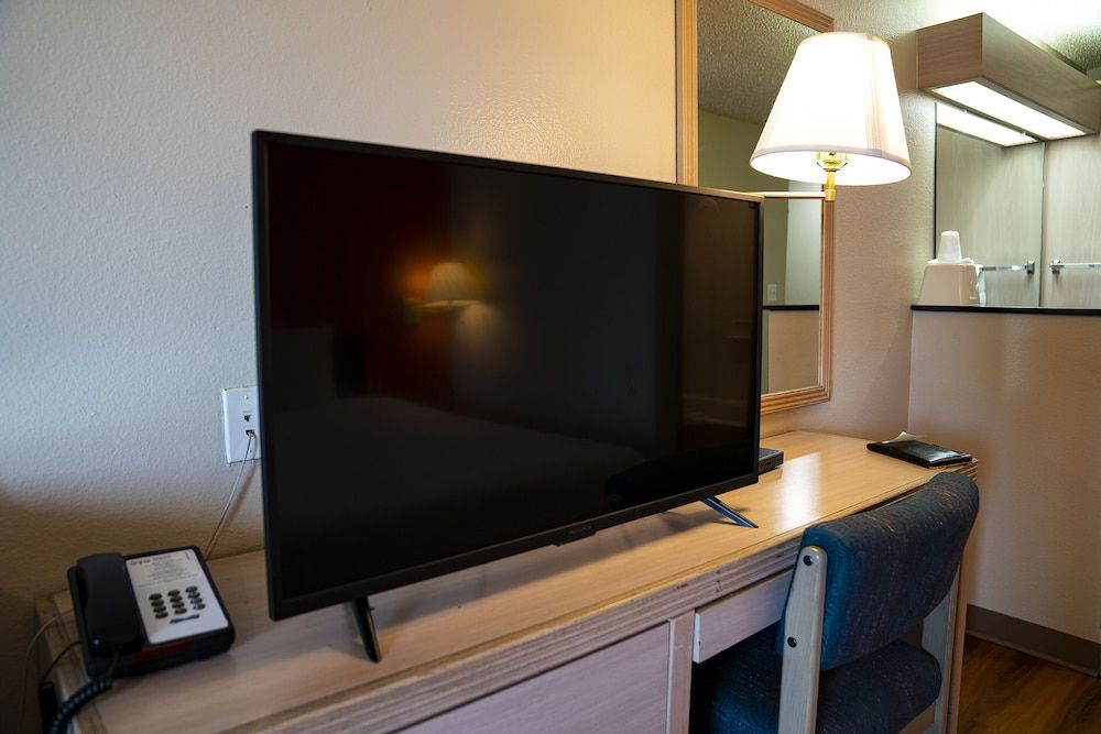 OYO Hotel Hermiston OR, Downtown Room, 1 King Bed 11