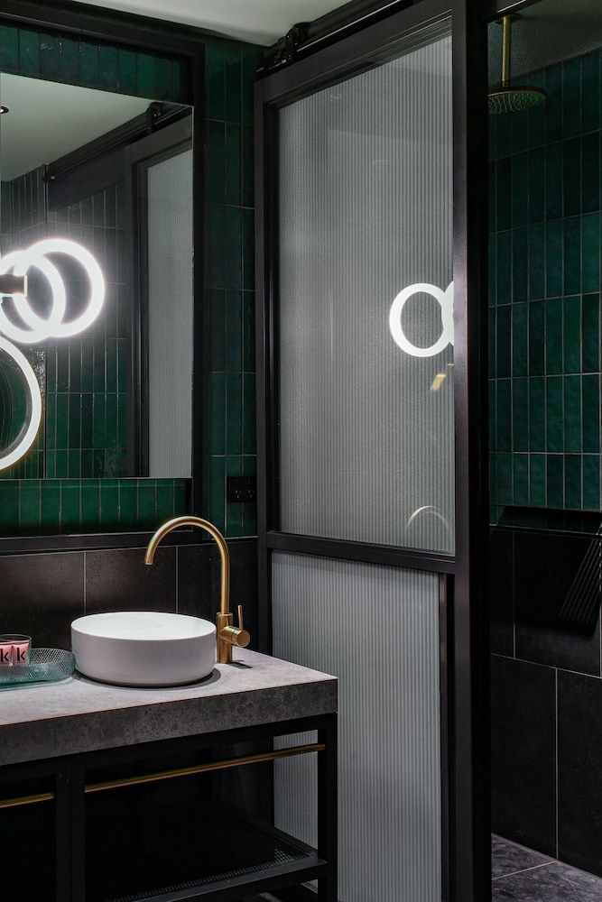 QT Newcastle Room, 1 Queen Bed (QT) 5