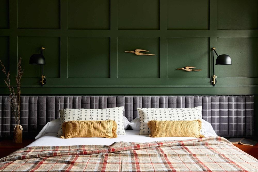 Hunter Lodge, a Bluebird by Lark Deluxe King Balcony 2