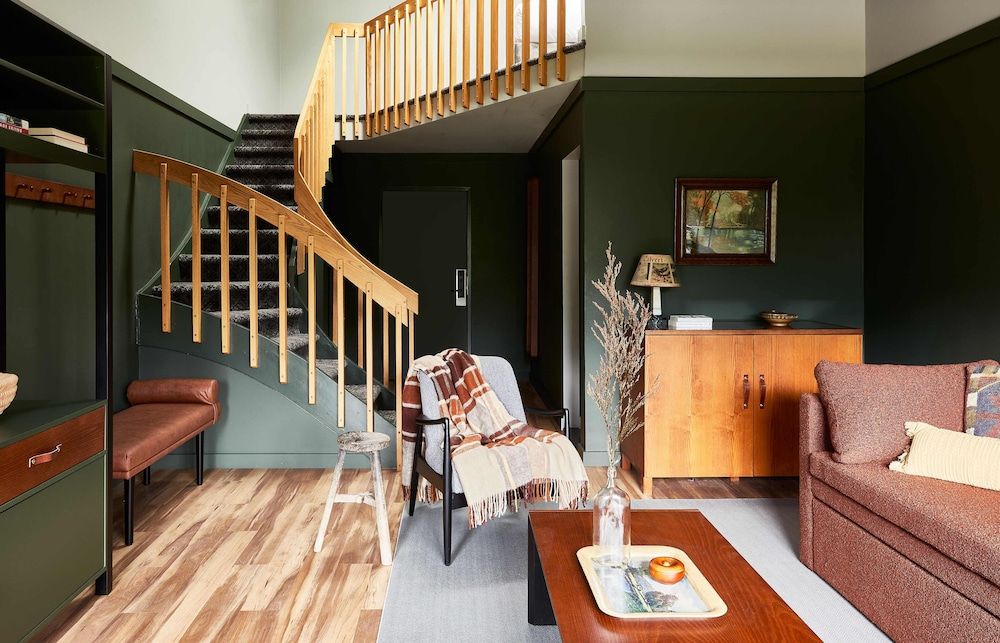 Hunter Lodge, a Bluebird by Lark Mountain View King Loft Suite 4