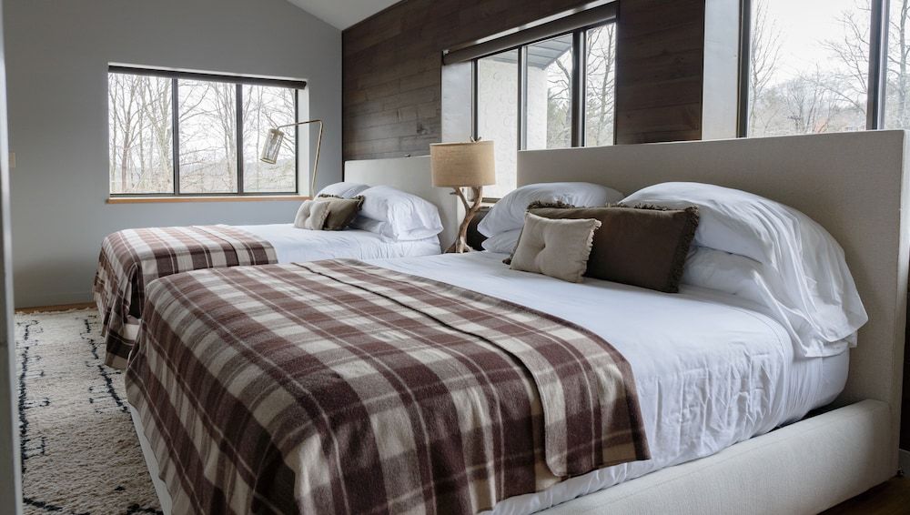 Hunter Lodge, a Bluebird by Lark Chalet, 2 Bedrooms, Full Kitchen 2