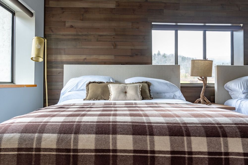 Hunter Lodge, a Bluebird by Lark Chalet, 2 Bedrooms, Full Kitchen 3