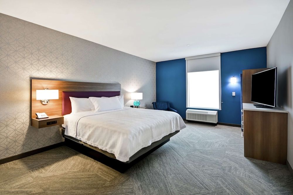 Suite, 1 King Bed, Accessible