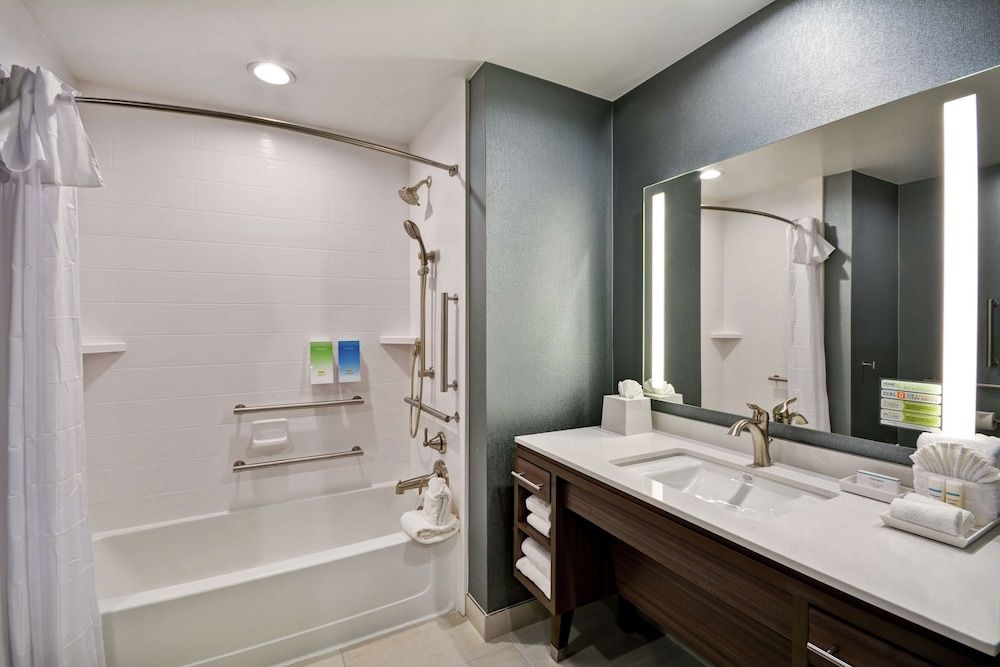 Studio, 2 Queen Beds, Accessible, Bathtub