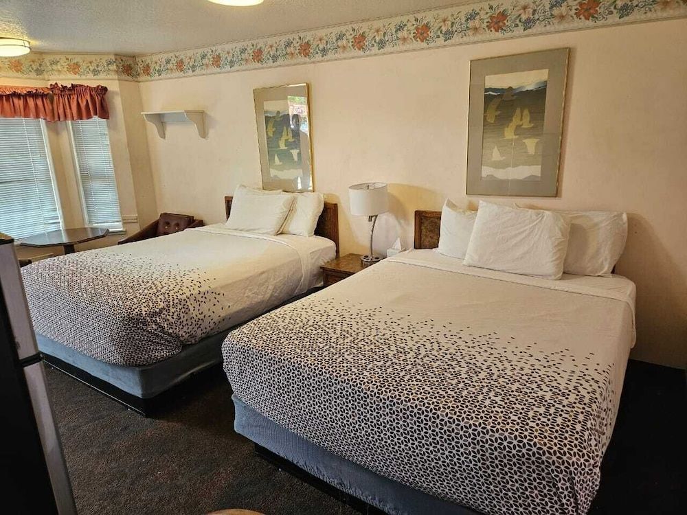 Sweet Breeze Inn Standard Room, 2 Queen Beds 4
