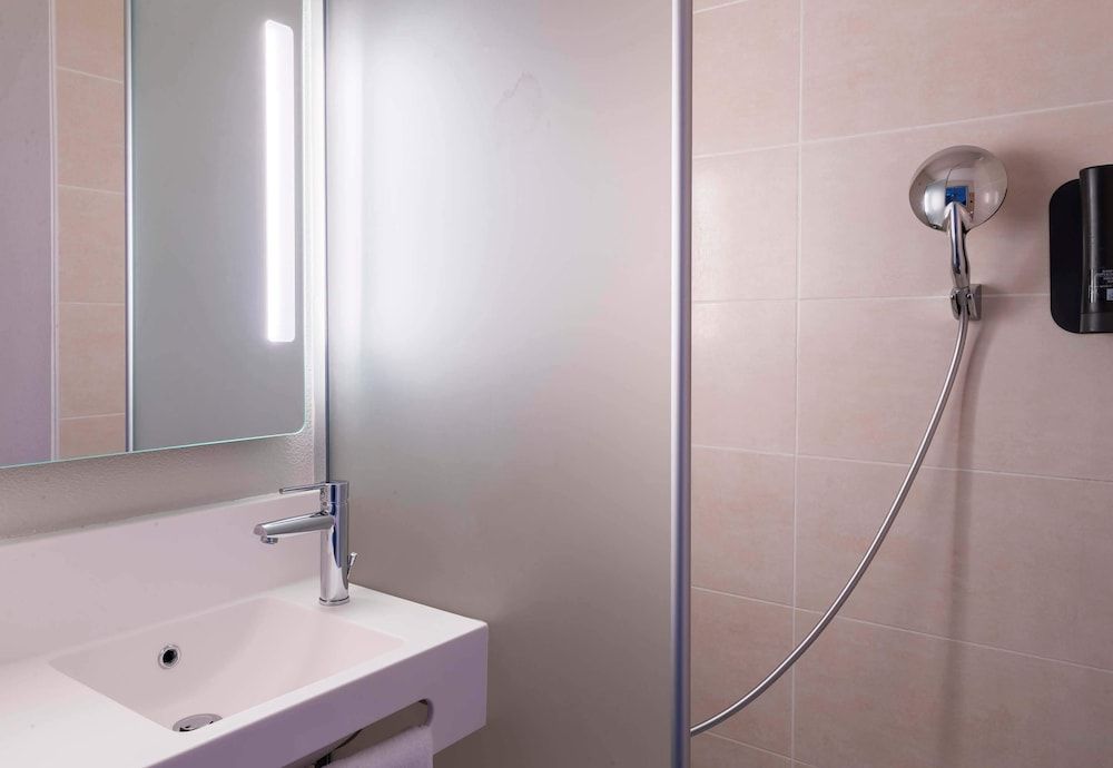 B&B HOTEL MONTARGIS Standard Twin Room, Non Smoking 9