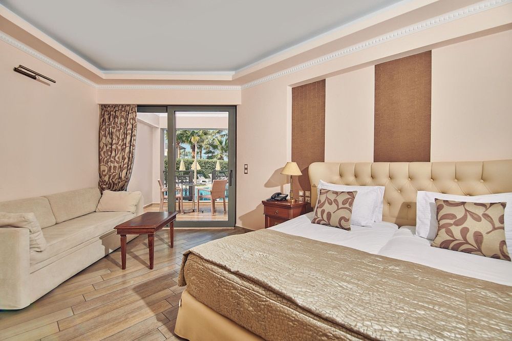 Swim Up Junior Suite with Pool View