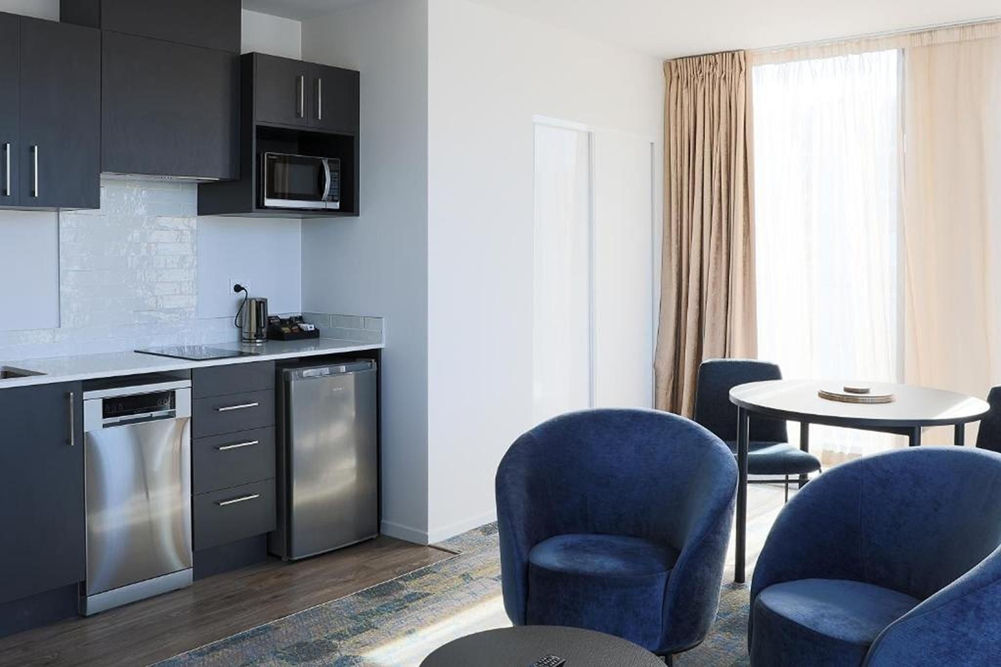 1 King Bed, One-Bedroom, Suite, Non-Smoking
