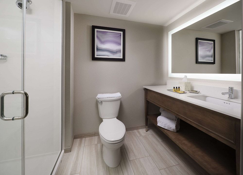 Best Western Plus Desoto Standard Room, 1 King Bed, Non Smoking, Refrigerator & Microwave 4