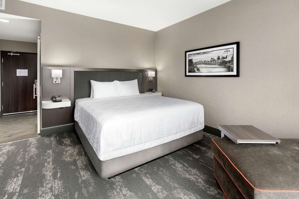 Room, 1 King Bed, Refrigerator & Microwave, City View