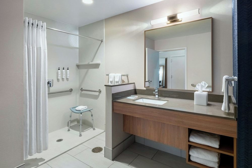 Room, 2 Queen Beds, Non Smoking (Mobility/Hearing Access, Roll-in Shwr)