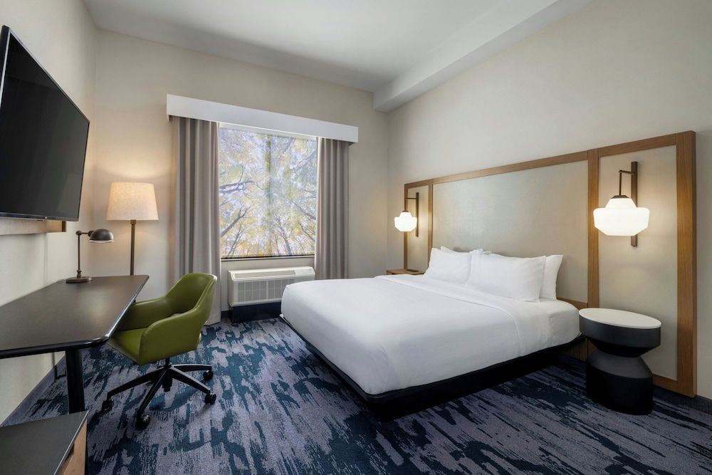 Room, 1 King Bed, Non Smoking (Mobility/Hearing Access, Roll-in Shwr)
