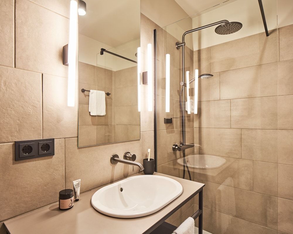 undefined Hood House 9