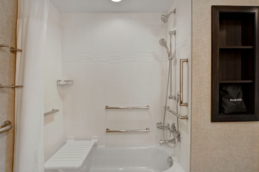 Studio, 1 King Bed with Sofa bed (Mobility Accessible, Tub)