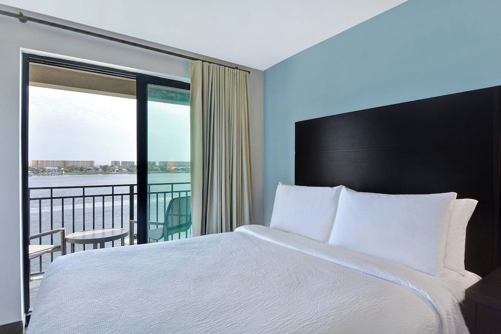 Studio, 1 King Bed with Sofa bed, Balcony (Mobility/Hearing Access, Roll-In Shwr)