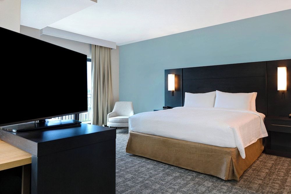 Studio, 1 King Bed with Sofa bed, Balcony (Mobility Accessible, Tub)