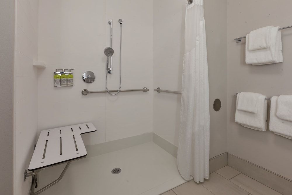 Standard Room, 1 King Bed, Mobility Accessible, Non Smoking (Communications)