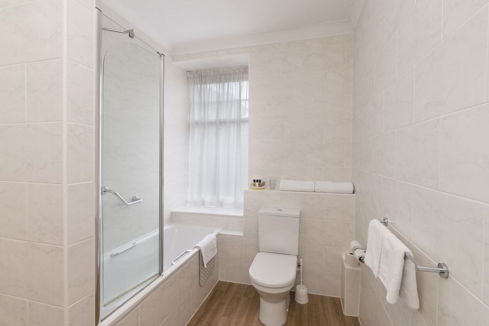 The George Hotel Standard Twin Room 7