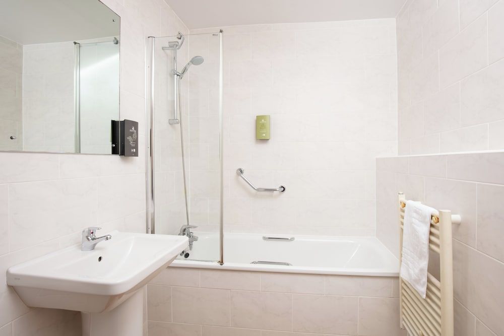 The George Hotel Standard Twin Room 12