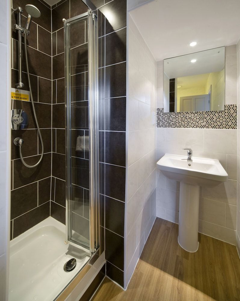 The George Hotel Standard Twin Room 6