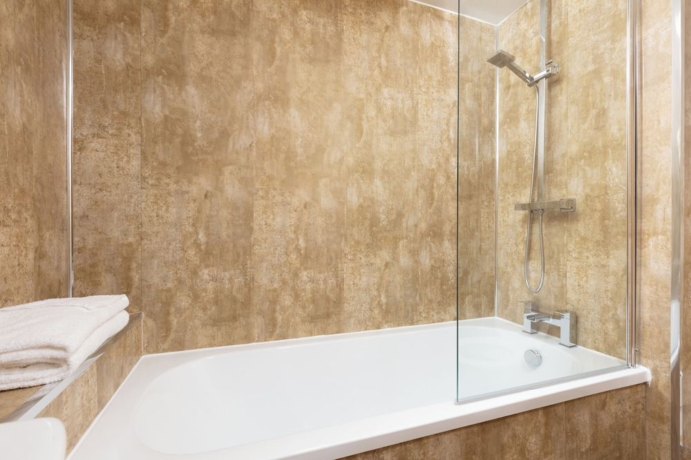 The George Hotel Standard Twin Room 10