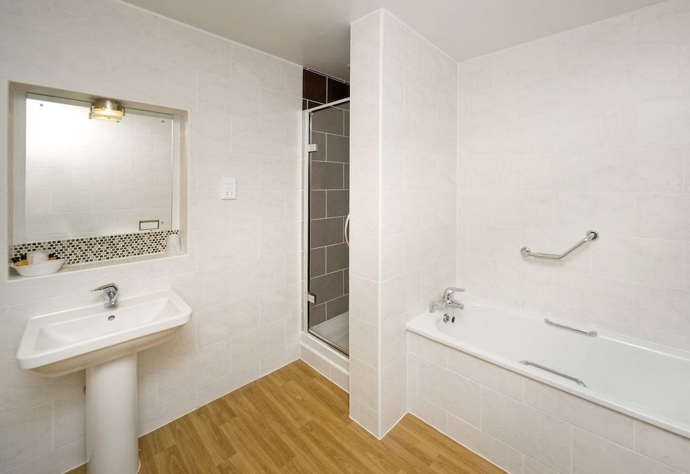 The George Hotel Standard Twin Room 5