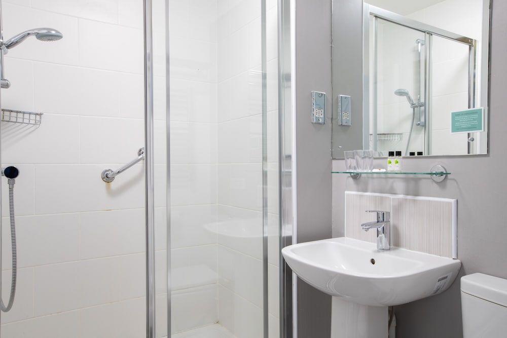 The George Hotel Superior Twin Room 9