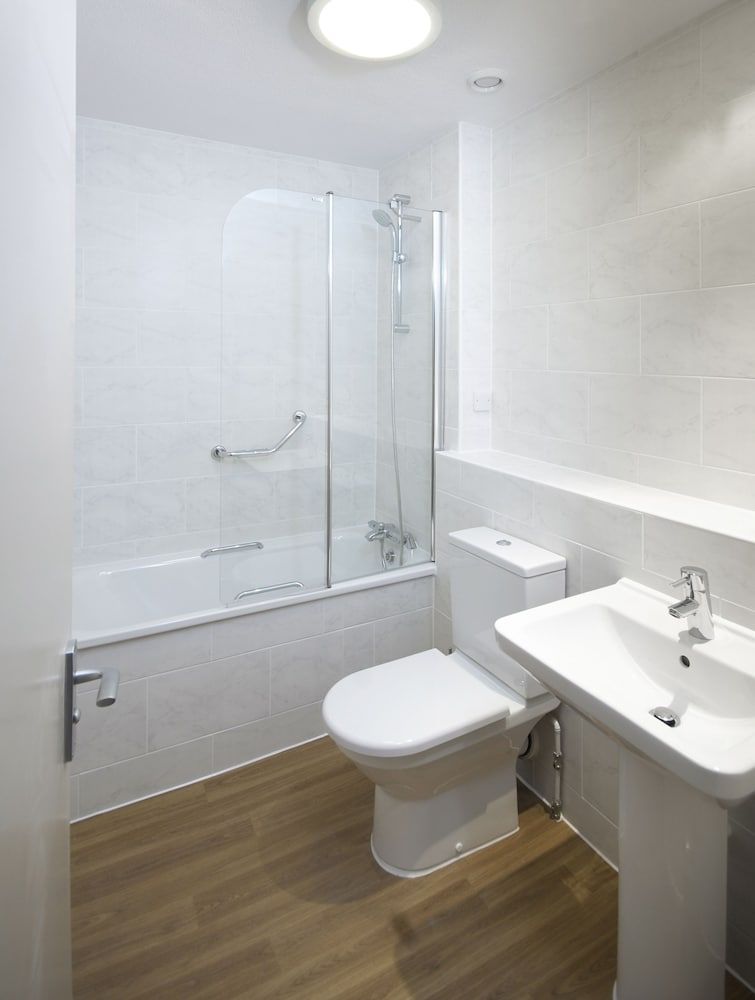 The George Hotel Standard Twin Room 9