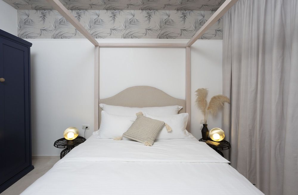 undefined Mr. Yavos - By TLV2GO 9