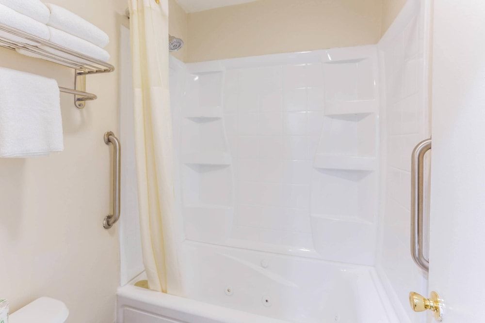 Quality Inn Escondido San Diego North County Standard Room, 2 Queen Beds, Non Smoking 5