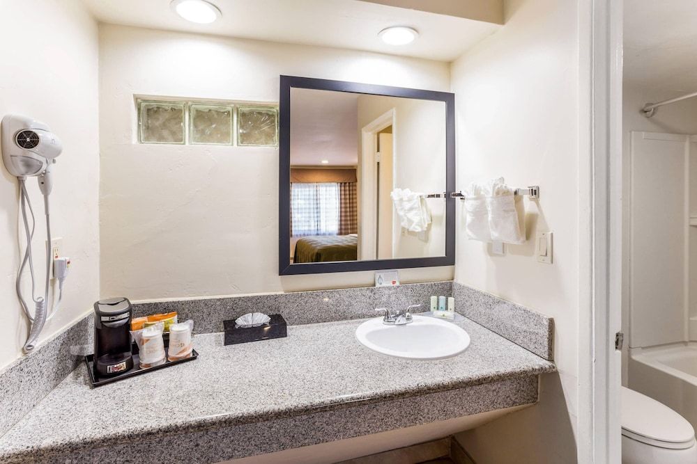 Quality Inn Escondido San Diego North County Deluxe Room, 2 Queen Beds, Non Smoking 11