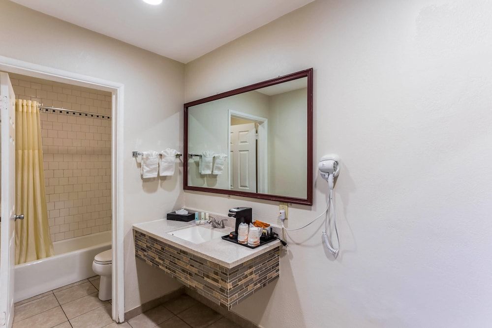 Quality Inn Escondido San Diego North County Standard Room, 2 Queen Beds, Non Smoking 7