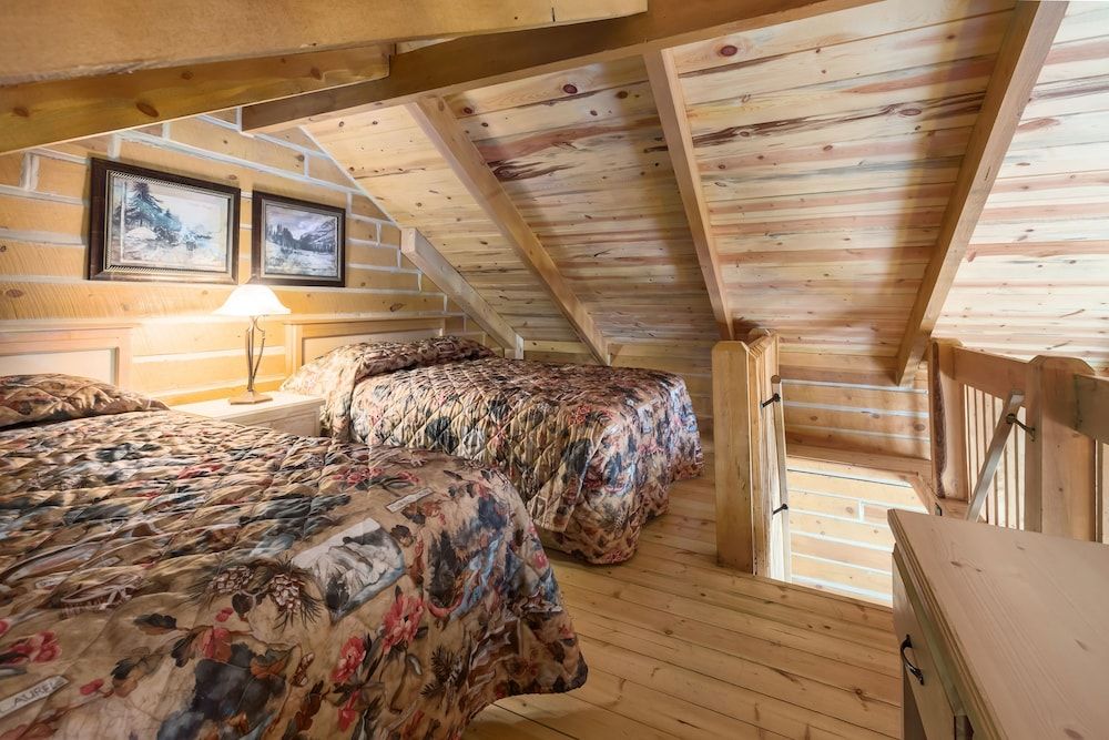 2 Queen Loft Cabin, Kitchen