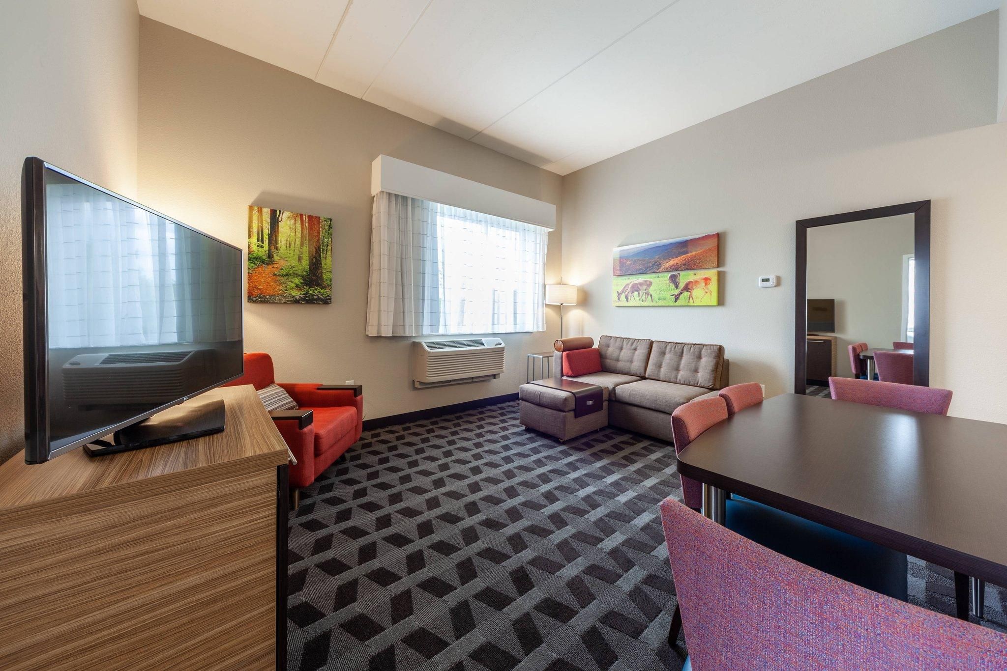 2 Bedroom Suite, Bedroom 1: 1 Queen, Bedroom 2: 1 Queen, Sofa bed