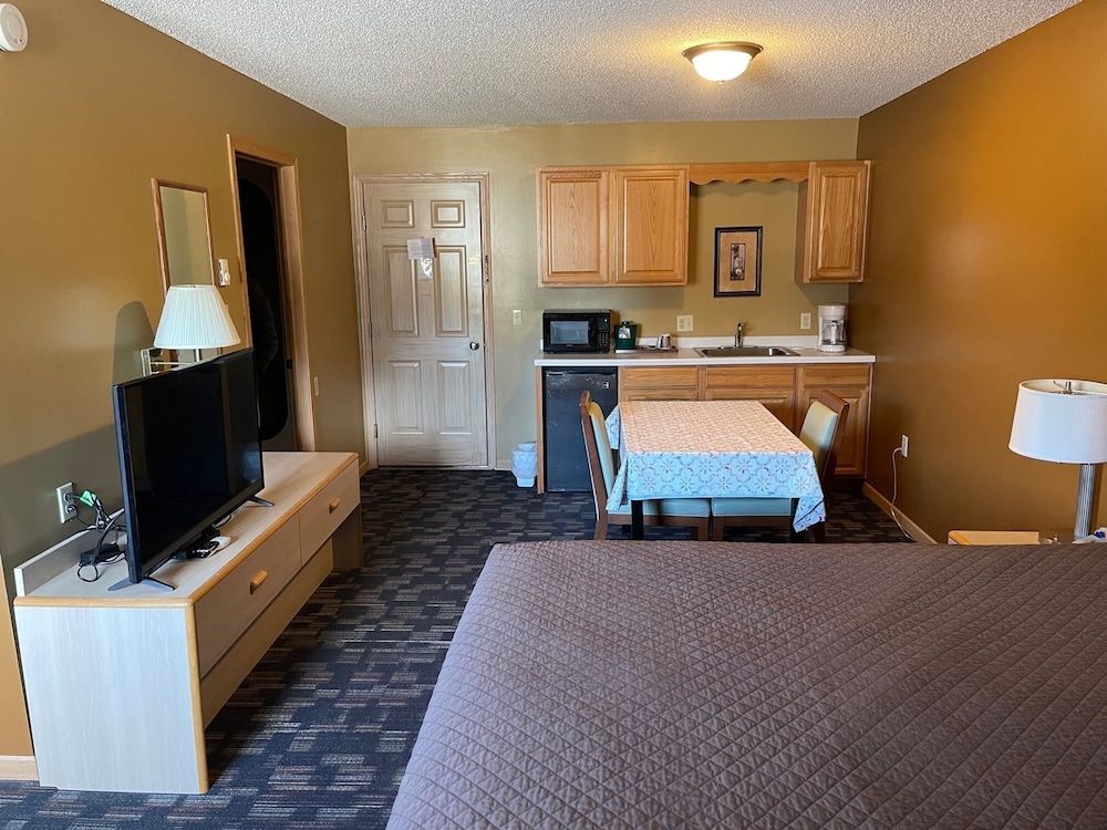 Lakeside Motor Inn Economy Suite, 1 King Bed, Kitchenette 2